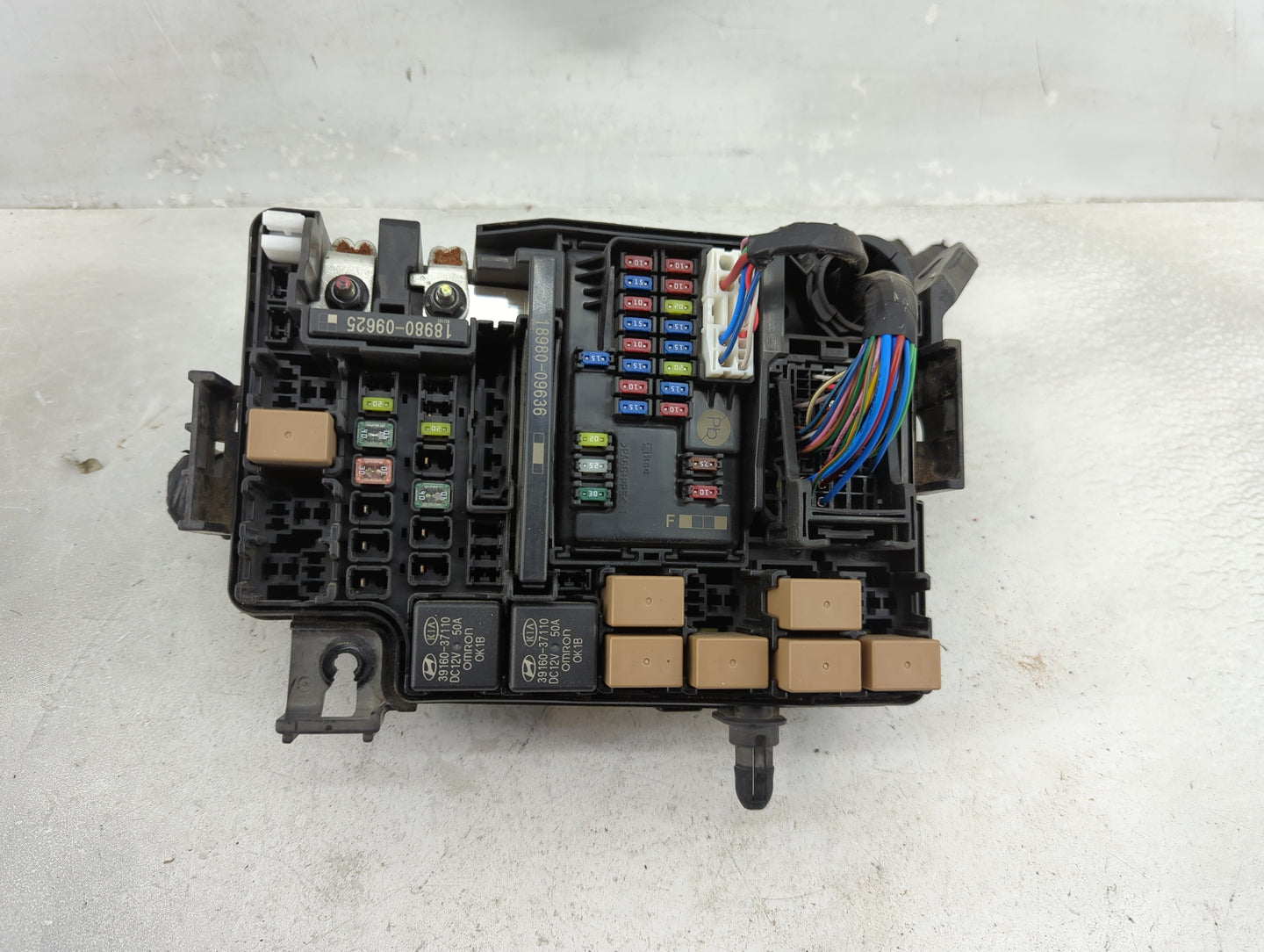 2018-2021 Hyundai Kona Fusebox Fuse Box Panel Relay Module P/N:91956-J9520 Fits Fits 2018 2019 2020 2021 OEM Used Auto Parts