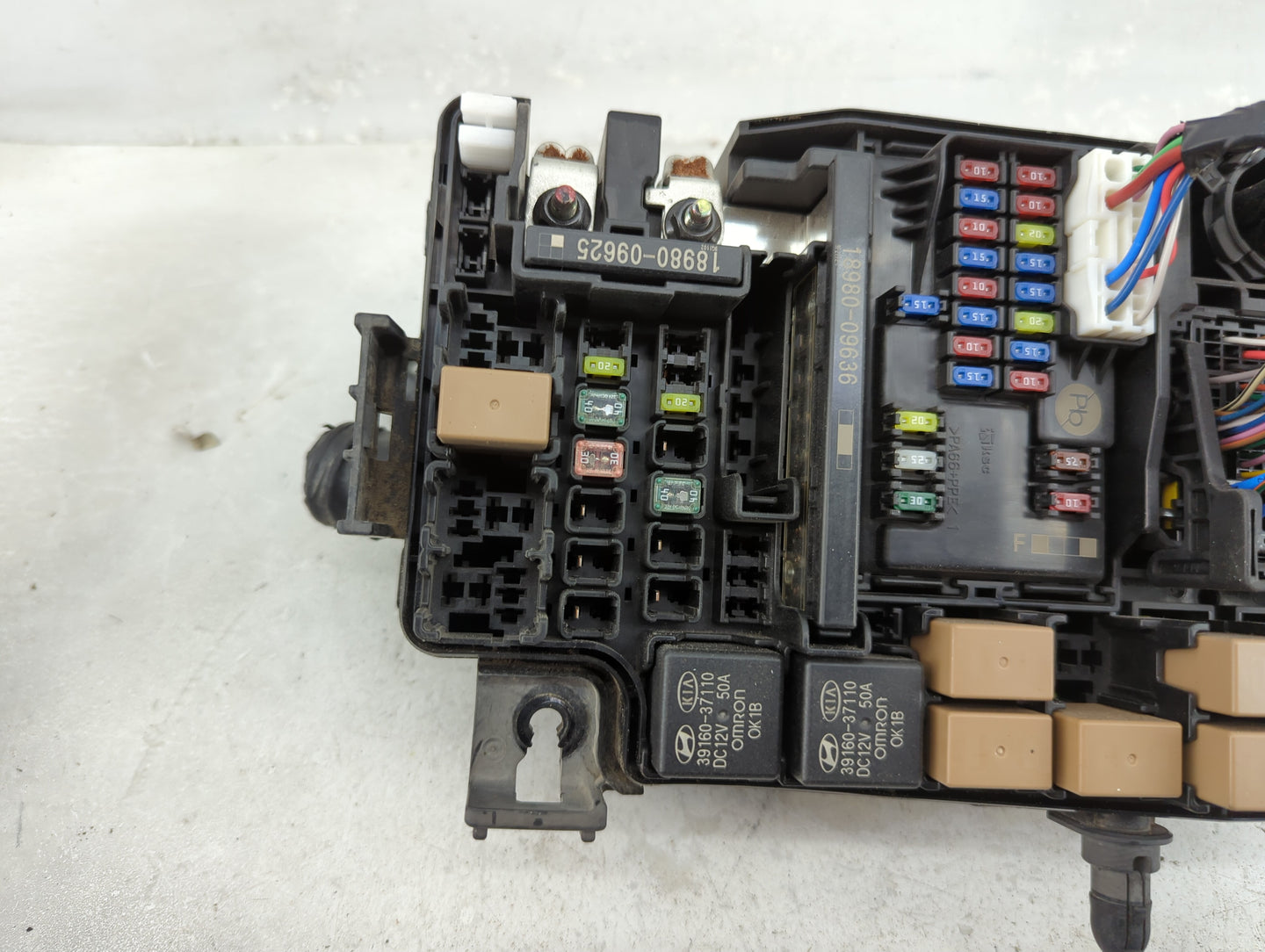 2018-2021 Hyundai Kona Fusebox Fuse Box Panel Relay Module P/N:91956-J9520 Fits Fits 2018 2019 2020 2021 OEM Used Auto Parts