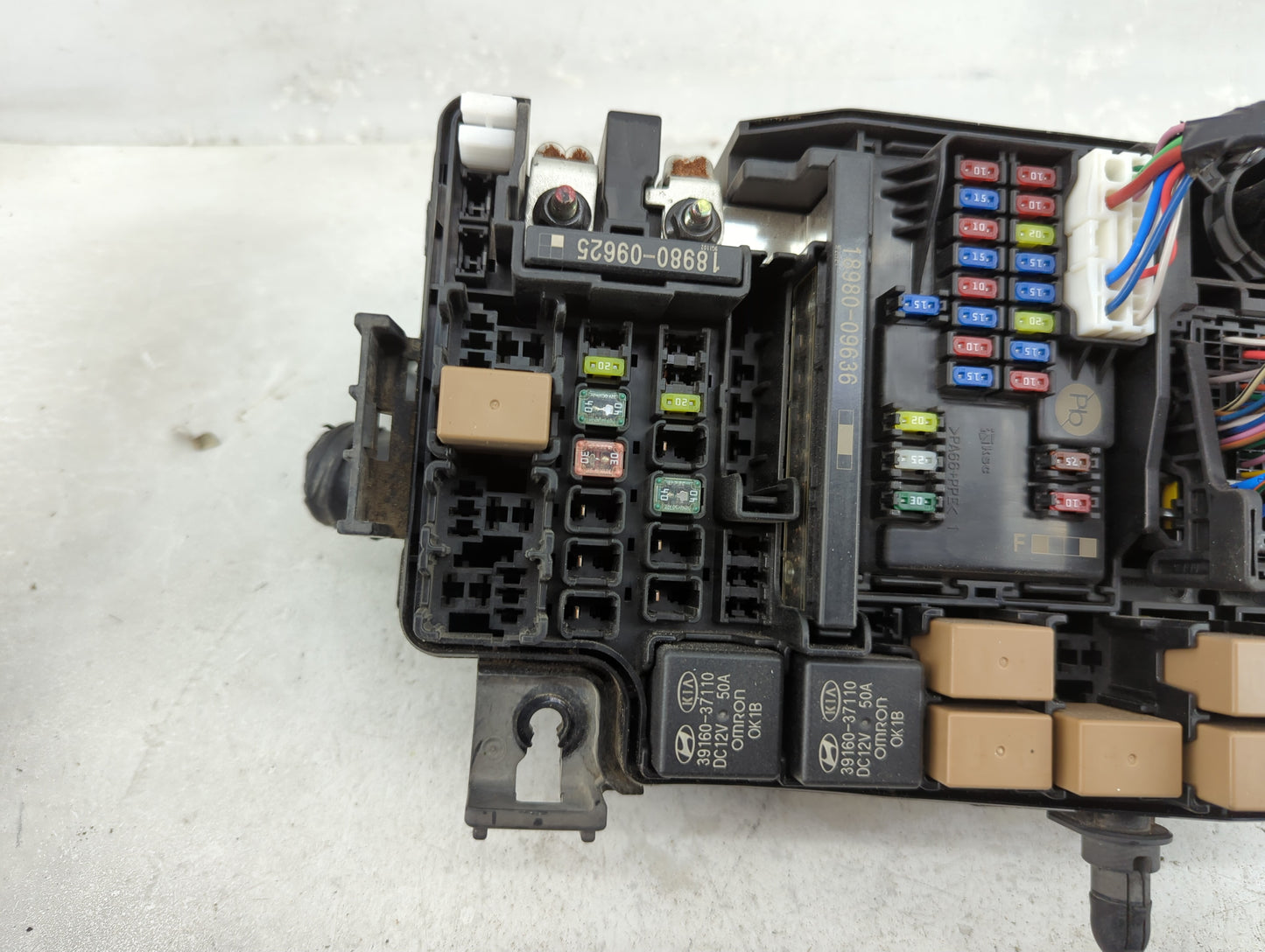 2018-2021 Hyundai Kona Fusebox Fuse Box Panel Relay Module P/N:91956-J9520 Fits Fits 2018 2019 2020 2021 OEM Used Auto Parts