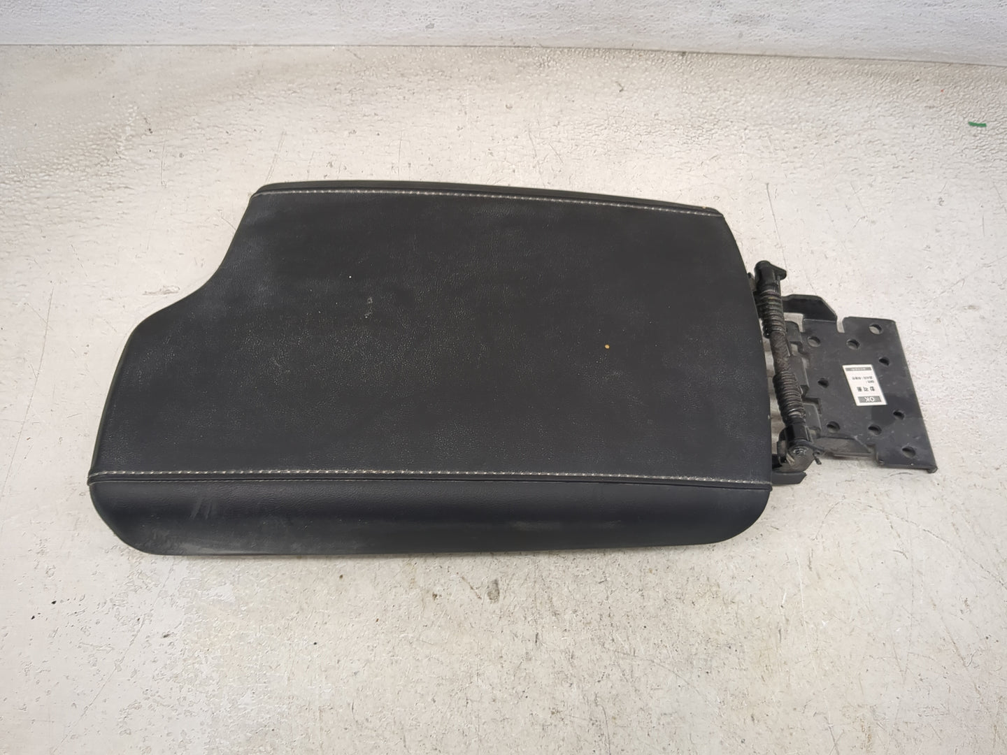2020 Hyundai Palisade Center Console Armrest Cover Lid Fits OEM Used Auto Parts - Oemusedautoparts1.com