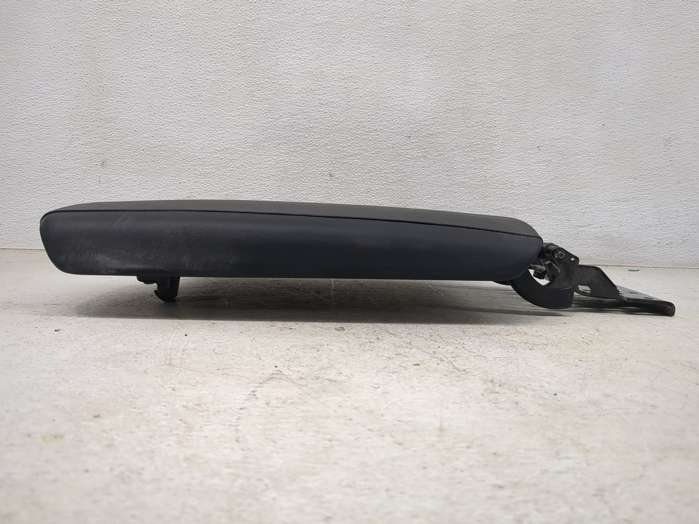 2020 Hyundai Palisade Center Console Armrest Cover Lid Fits OEM Used Auto Parts - Oemusedautoparts1.com