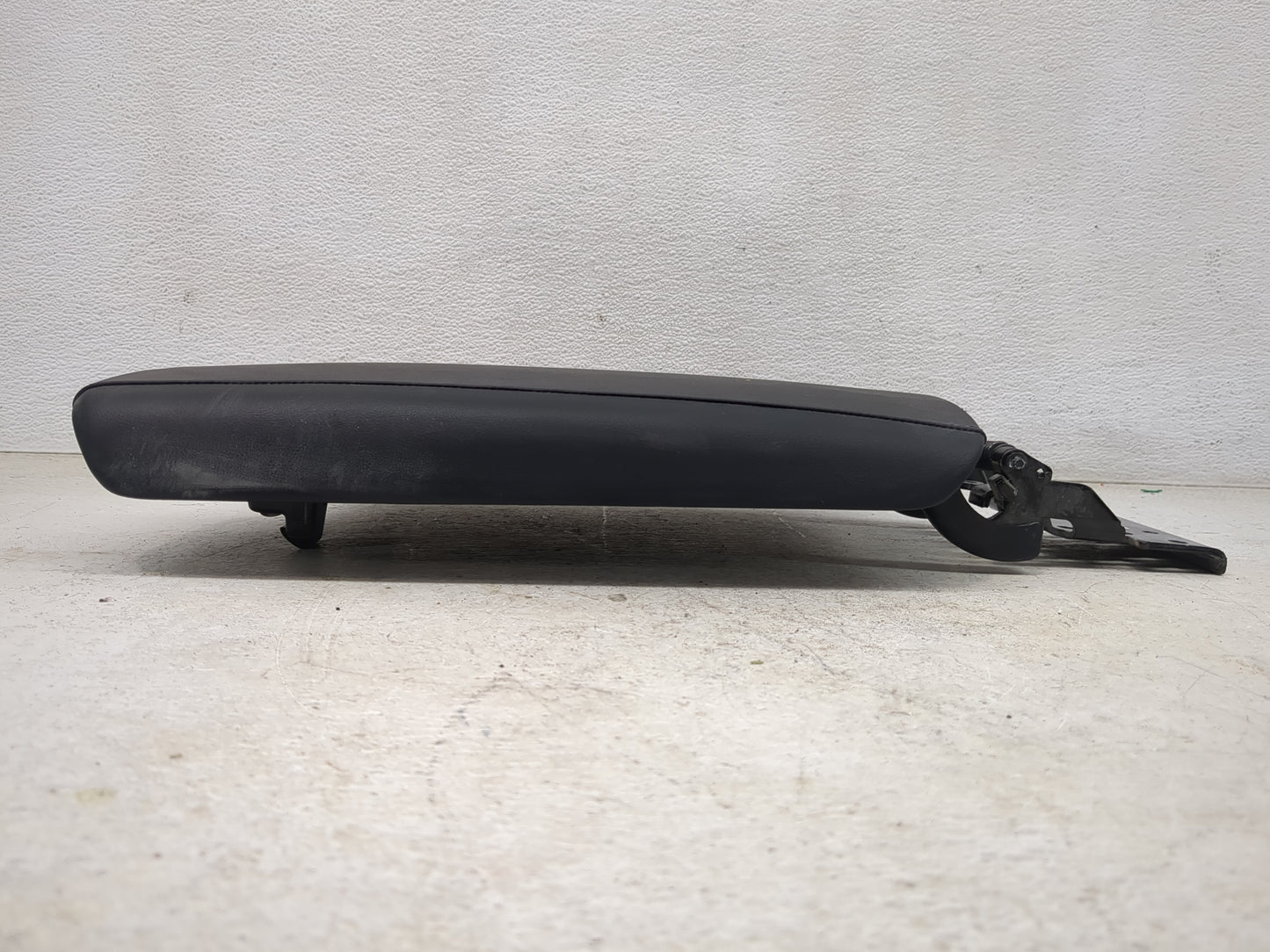 2020 Hyundai Palisade Center Console Armrest Cover Lid Fits OEM Used Auto Parts - Oemusedautoparts1.com