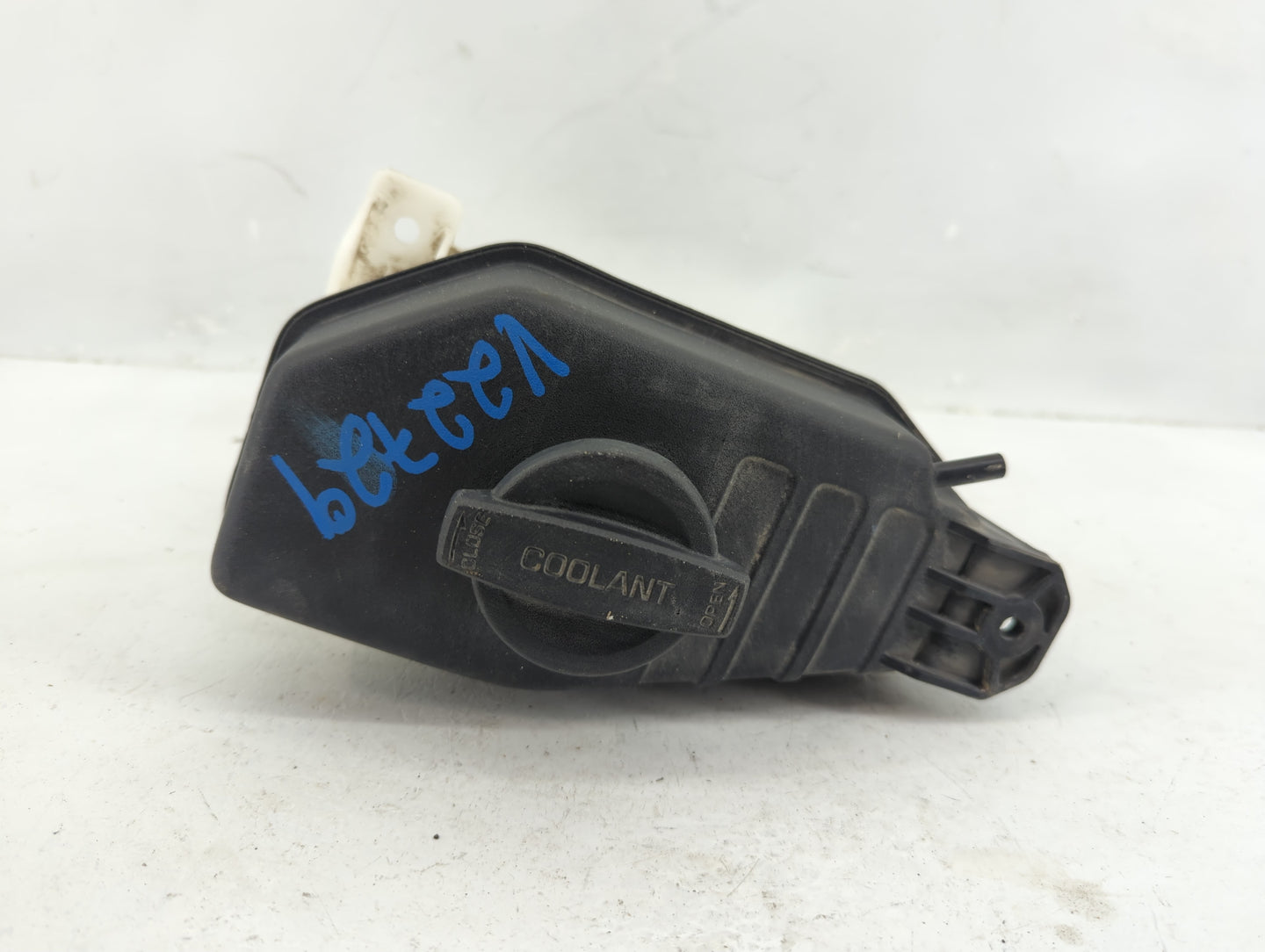 2019 Hyundai Santa Fe Radiator Coolant Overflow Expansion Tank Bottle 1367093 - Oemusedautoparts1.com