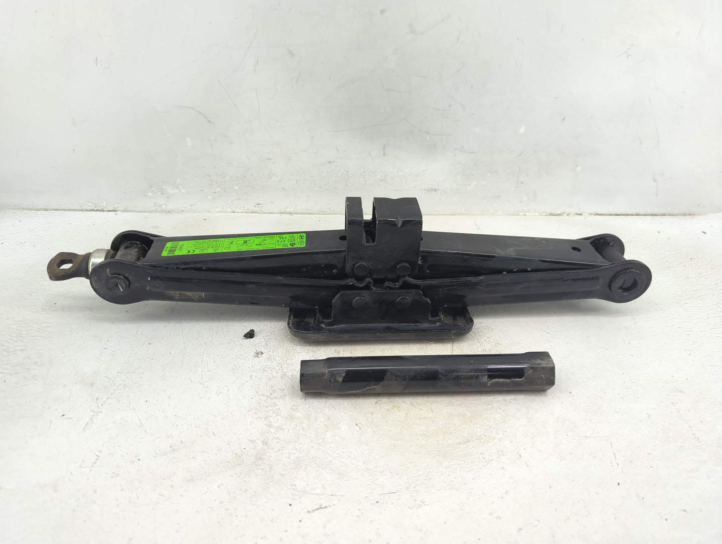 2020 Hyundai Santa Fe Spare Scissor Car Jack - Oemusedautoparts1.com