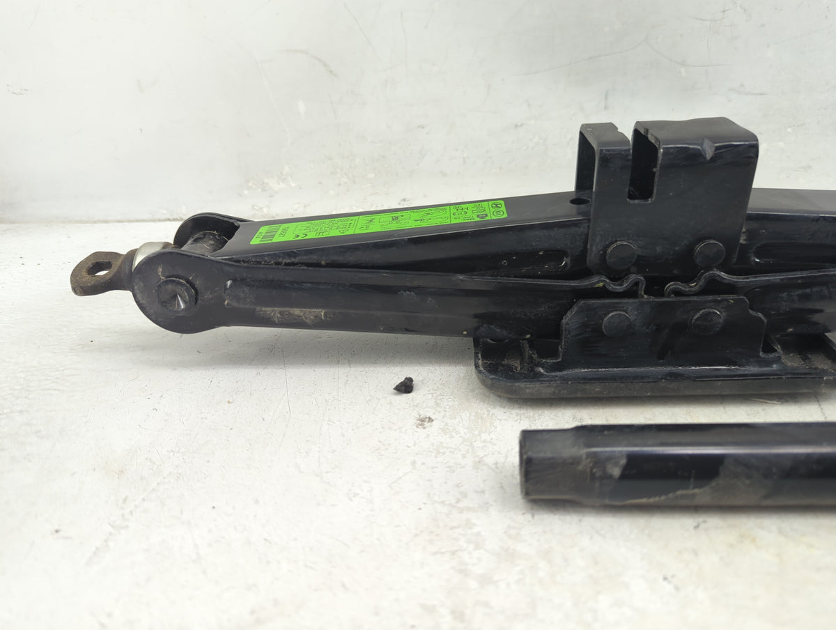 2020 Hyundai Santa Fe Spare Scissor Car Jack - Oemusedautoparts1.com