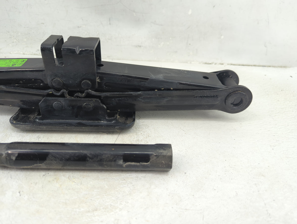 2020 Hyundai Santa Fe Spare Scissor Car Jack - Oemusedautoparts1.com