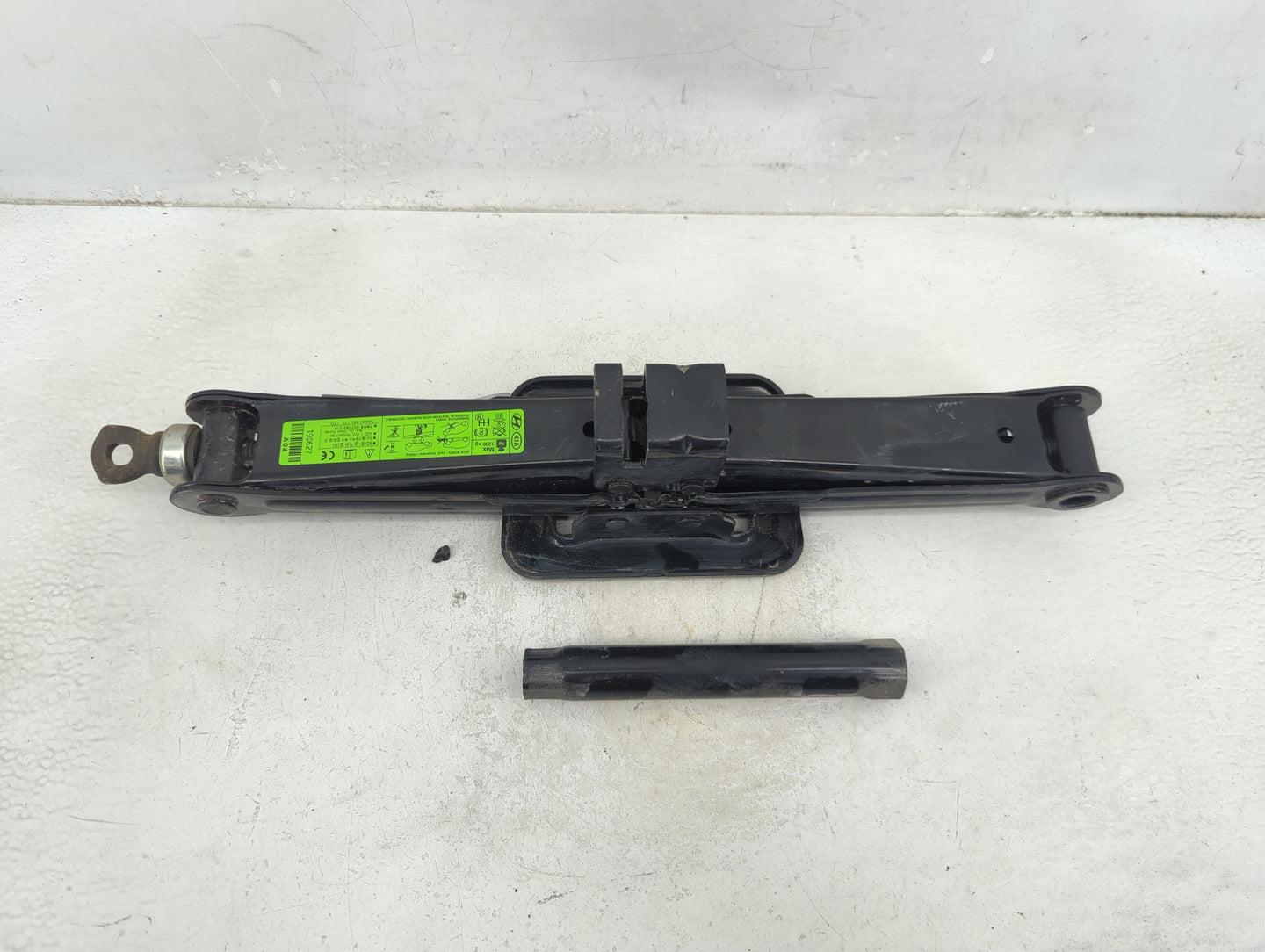 2020 Hyundai Santa Fe Spare Scissor Car Jack - Oemusedautoparts1.com