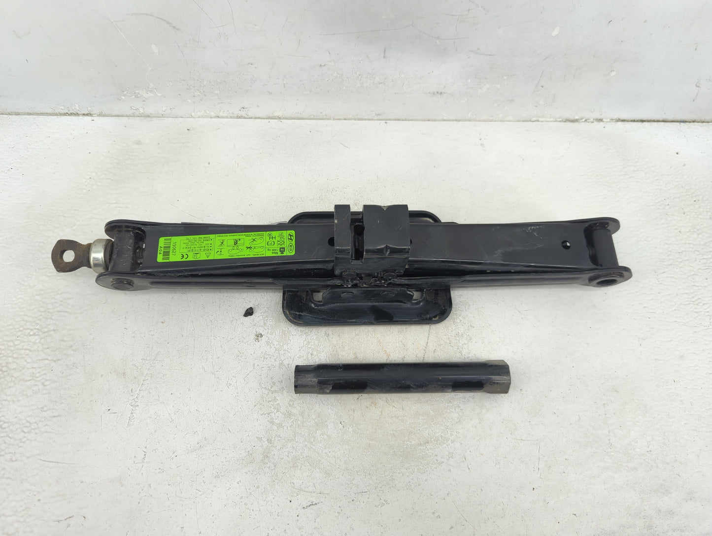 2020 Hyundai Santa Fe Spare Scissor Car Jack - Oemusedautoparts1.com