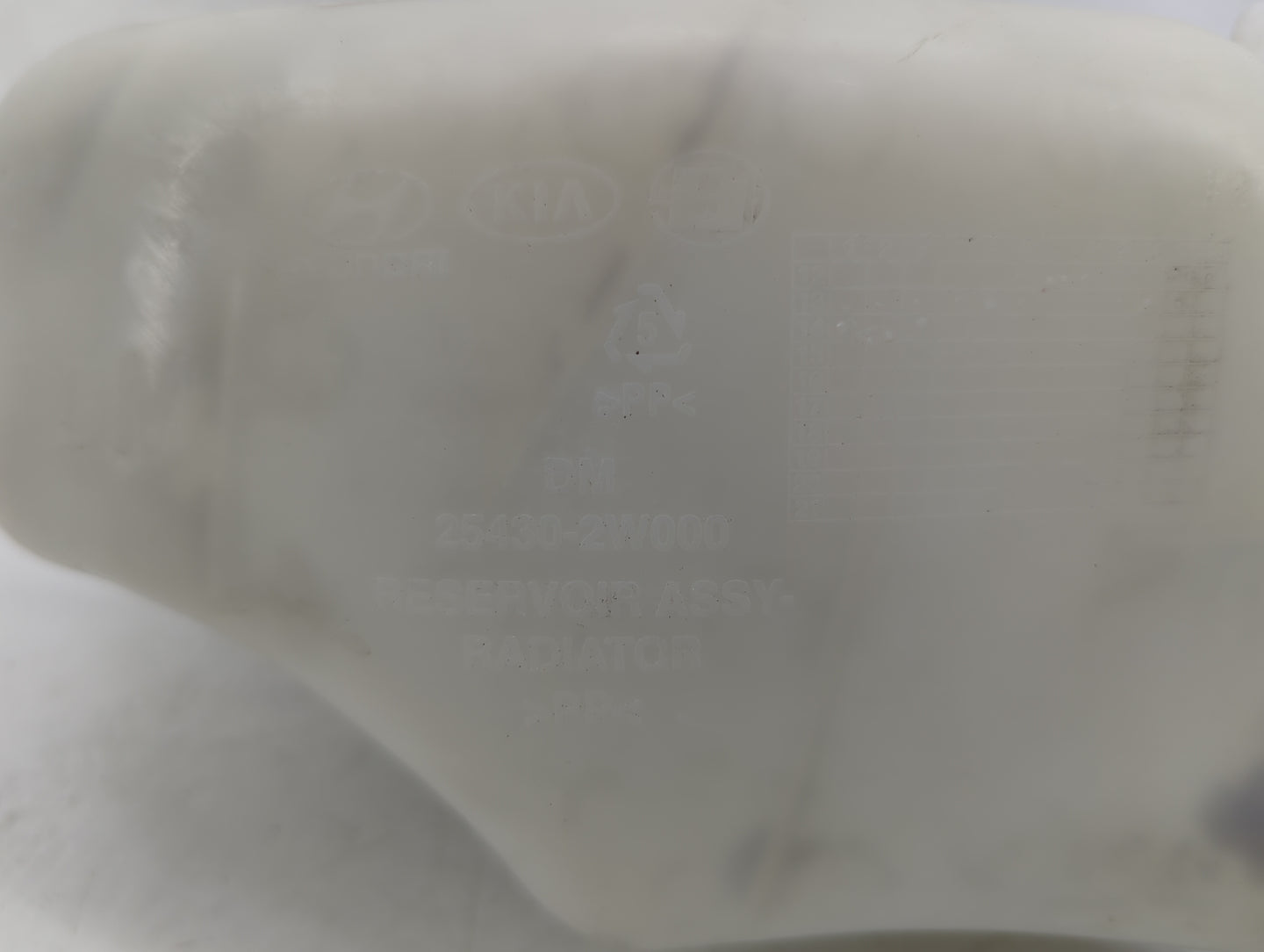 2019 Hyundai Santa Fe Radiator Coolant Overflow Expansion Tank Bottle - Oemusedautoparts1.com