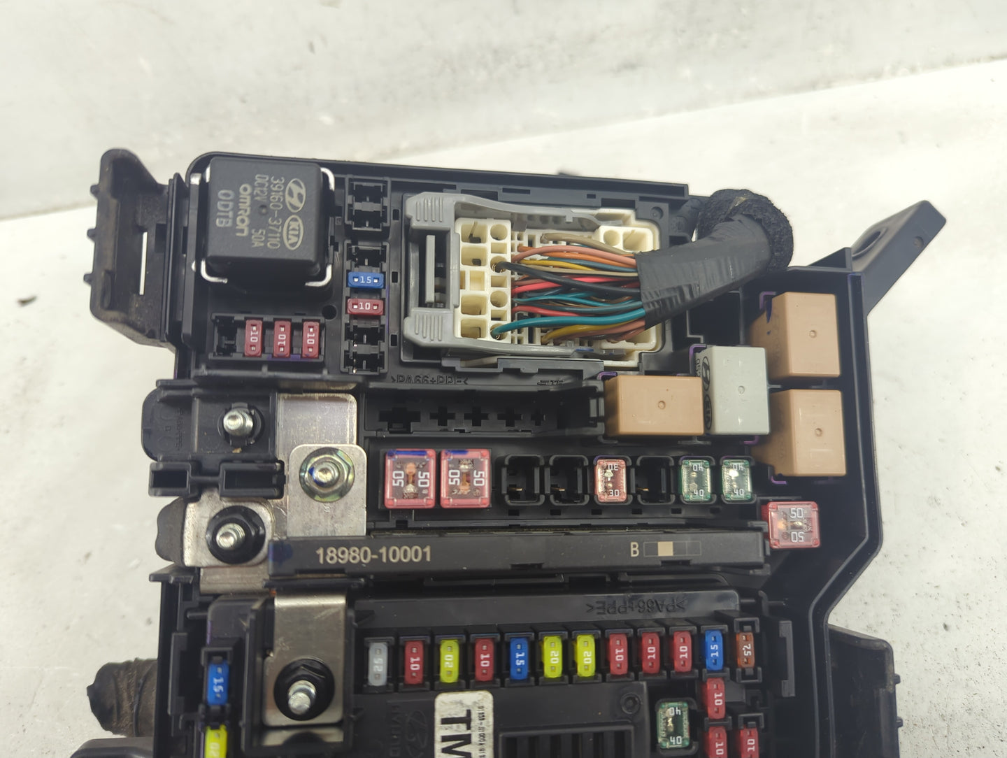 2019-2020 Hyundai Santa Fe Fusebox Fuse Box Panel Relay Module P/N:9120062400TA Fits Fits 2019 2020 OEM Used Auto Parts - Oe