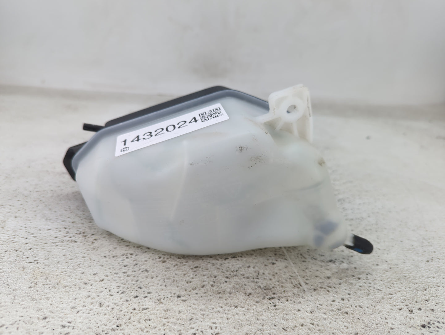 2019 Hyundai Santa Fe Radiator Coolant Overflow Expansion Tank Bottle 1432024 - Oemusedautoparts1.com