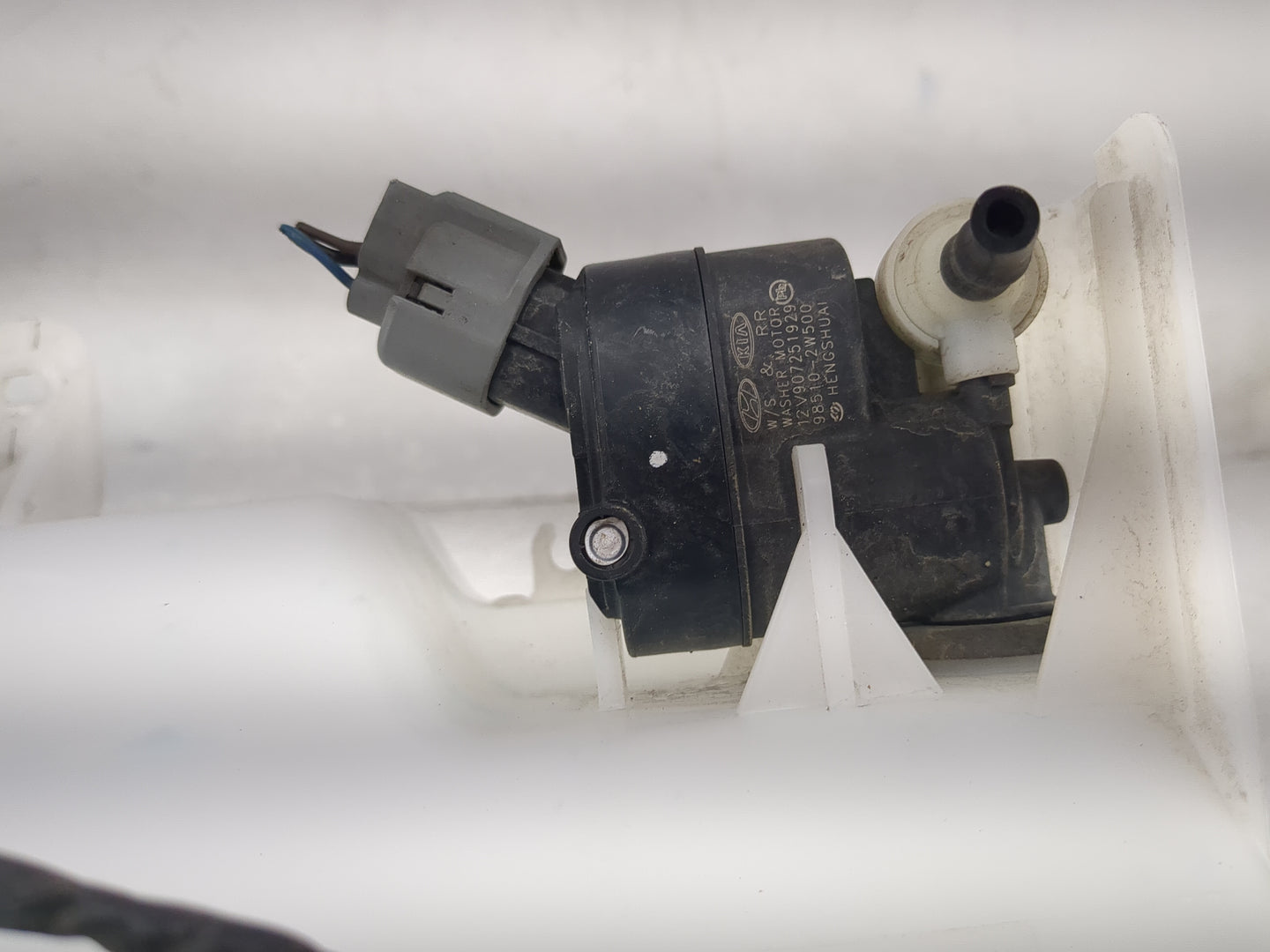 2019-2020 Hyundai Santa Fe Windshield Washer Fluid Reservoir Bottle Oem - Oemusedautoparts1.com