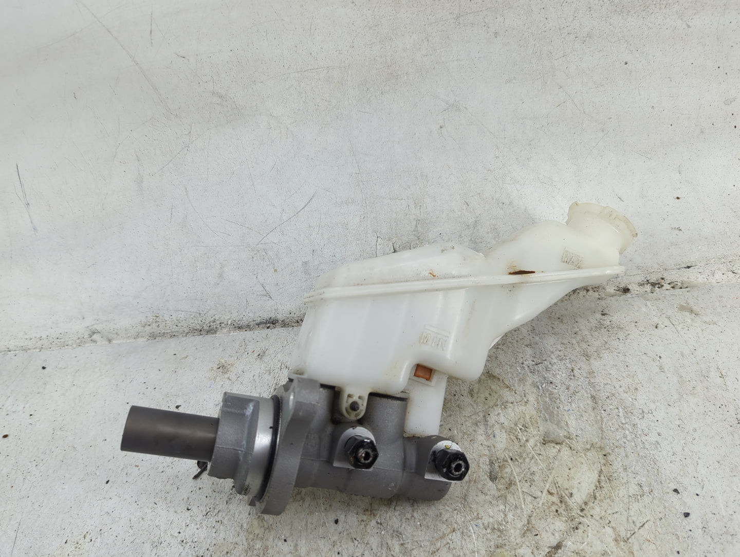 2019-2020 Hyundai Santa Fe Brake Master Cylinder 1490547 - Oemusedautoparts1.com