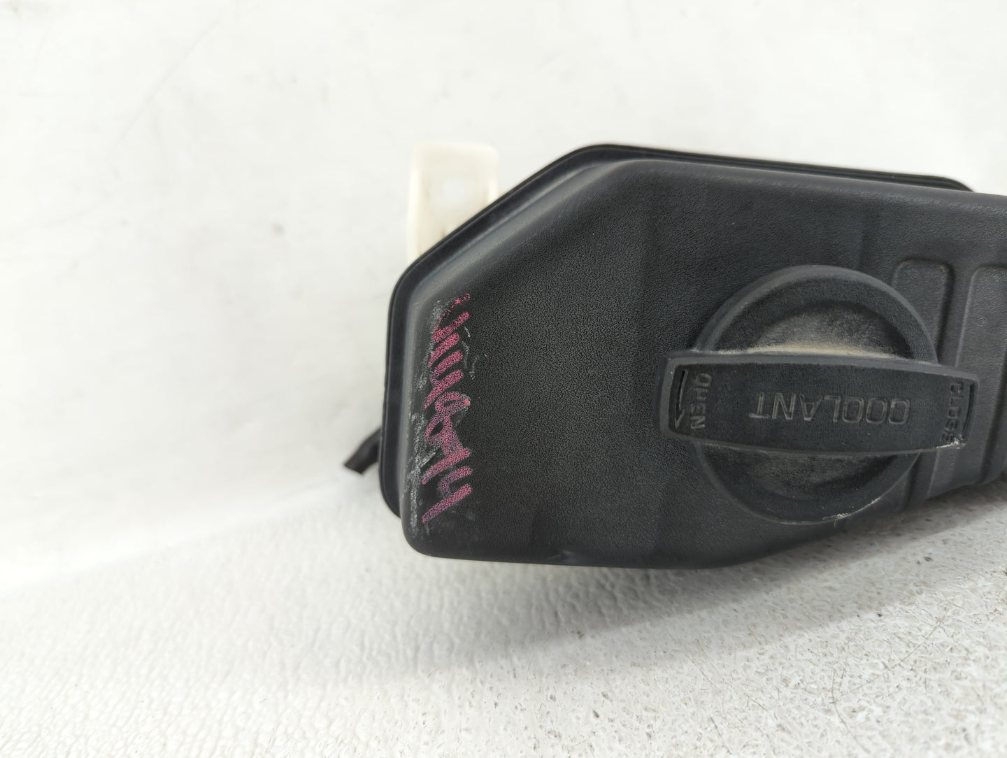 Hyundai Santa Fe Radiator Coolant Overflow Expansion Tank Bottle - Oemusedautoparts1.com