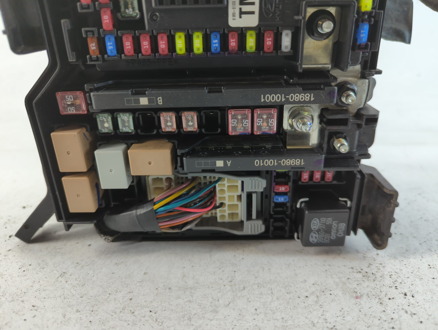2019-2020 Hyundai Santa Fe Fusebox Fuse Box Panel Relay Module P/N:9120082330TA Fits Fits 2019 2020 OEM Used Auto Parts - Oe