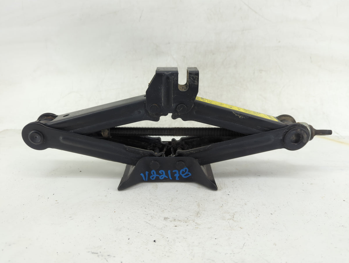 2020 Hyundai Sonata Spare Scissor Car Jack 1429220 - Oemusedautoparts1.com