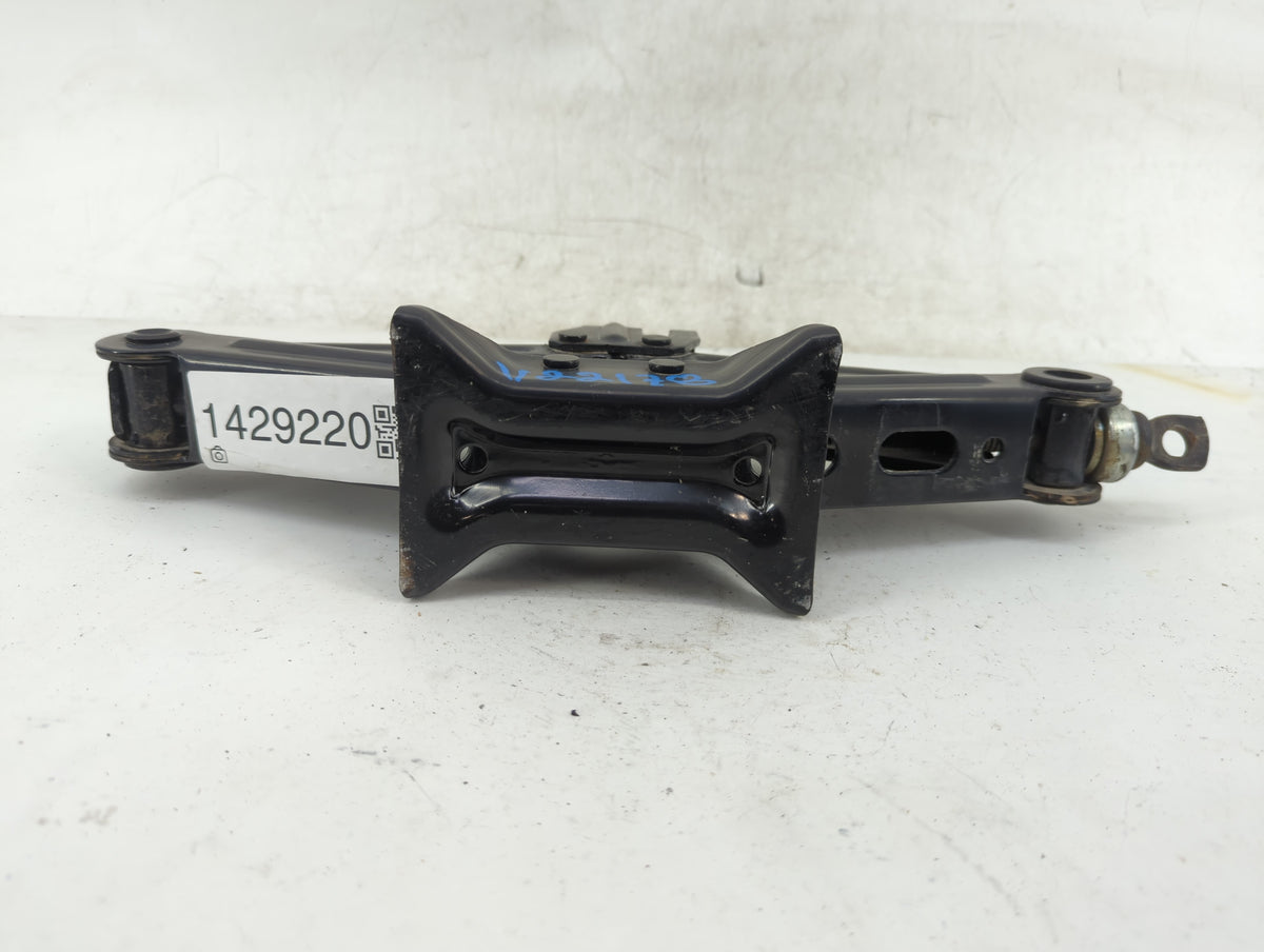 2020 Hyundai Sonata Spare Scissor Car Jack 1429220 - Oemusedautoparts1.com