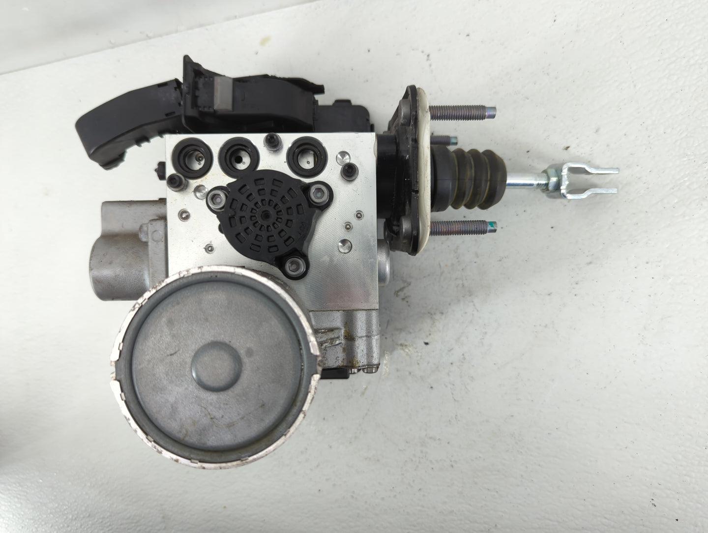 2020-2023 Hyundai Sonata Brake Master Cylinder - Oemusedautoparts1.com