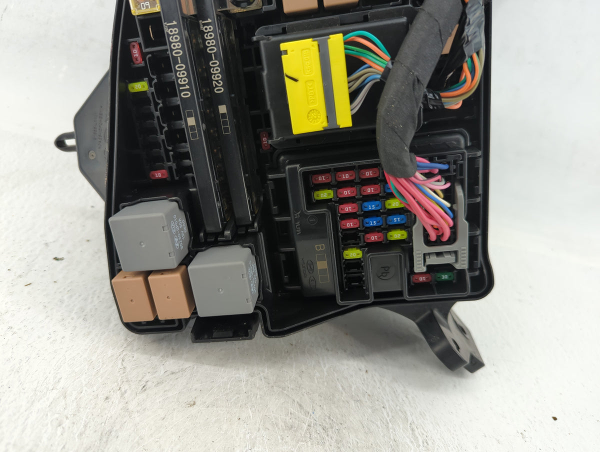 2020-2023 Hyundai Sonata Fusebox Fuse Box Panel Relay Module P/N:Z16305841 Fits Fits 2020 2021 2022 2023 OEM Used Auto Parts