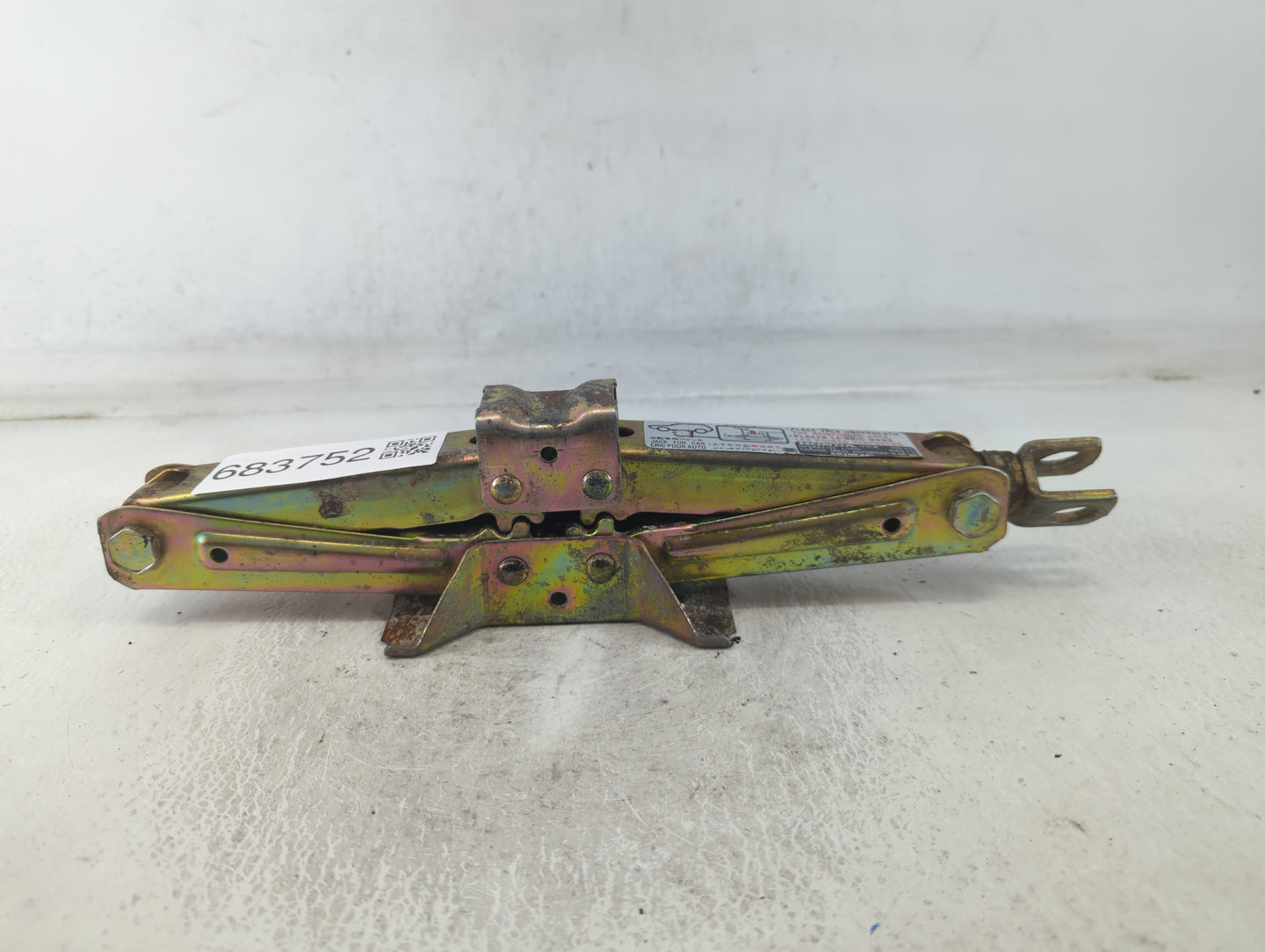 2020 Hyundai Sonata Spare Scissor Car Jack 683752 - Oemusedautoparts1.com