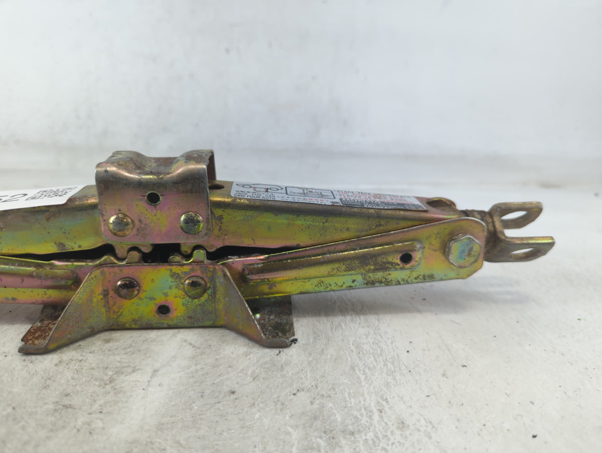 2020 Hyundai Sonata Spare Scissor Car Jack 683752 - Oemusedautoparts1.com