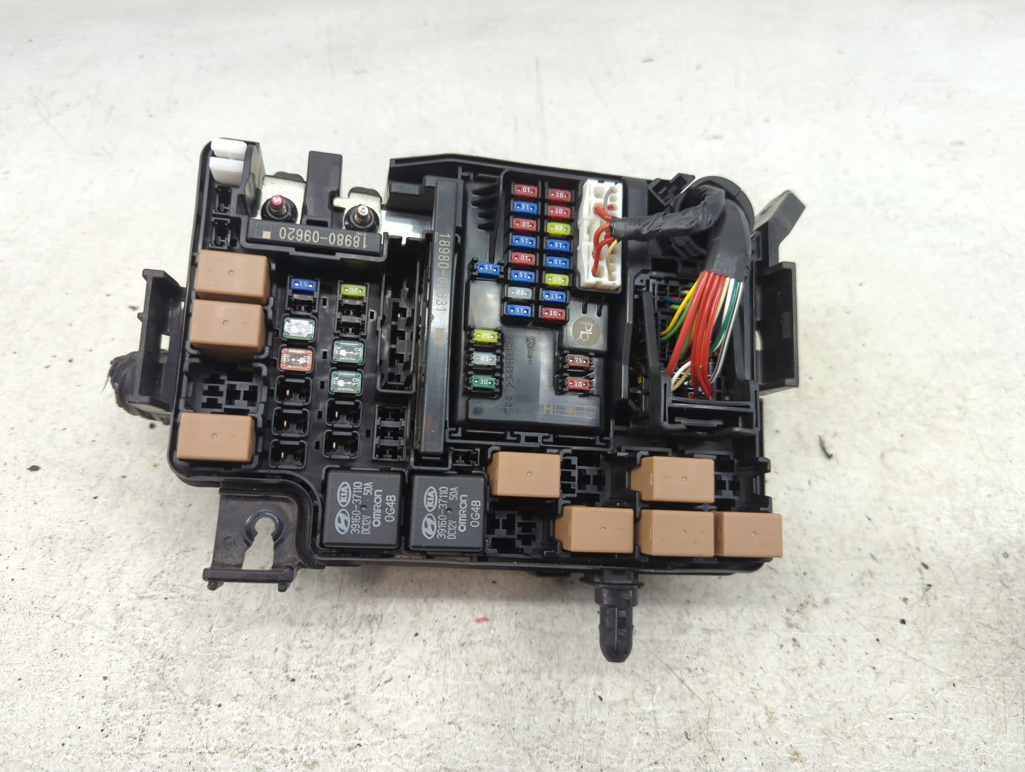 2019-2020 Hyundai Veloster Fusebox Fuse Box Panel Relay Module P/N:91956-J3820 18980-09620, 18980-09631 Fits Fits 2019 2020 