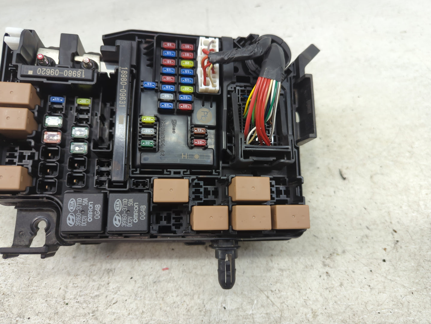 2019-2020 Hyundai Veloster Fusebox Fuse Box Panel Relay Module P/N:91956-J3820 18980-09620, 18980-09631 Fits Fits 2019 2020 