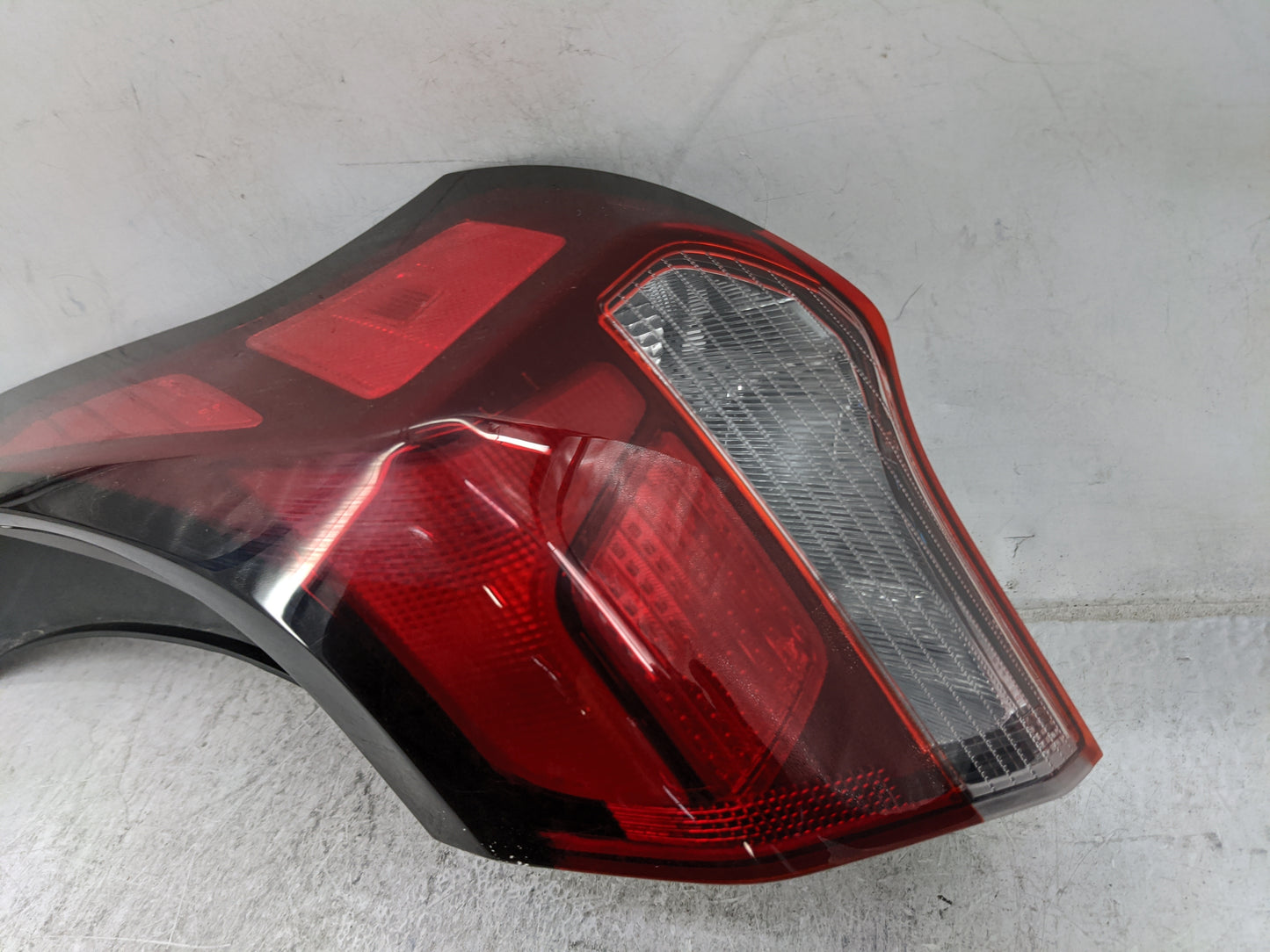 2019-2020 Hyundai Veloster Tail Light Assembly Passenger Right OEM P/N:92402J3010 BB2R Fits Fits 2019 2020 OEM Used Auto Par