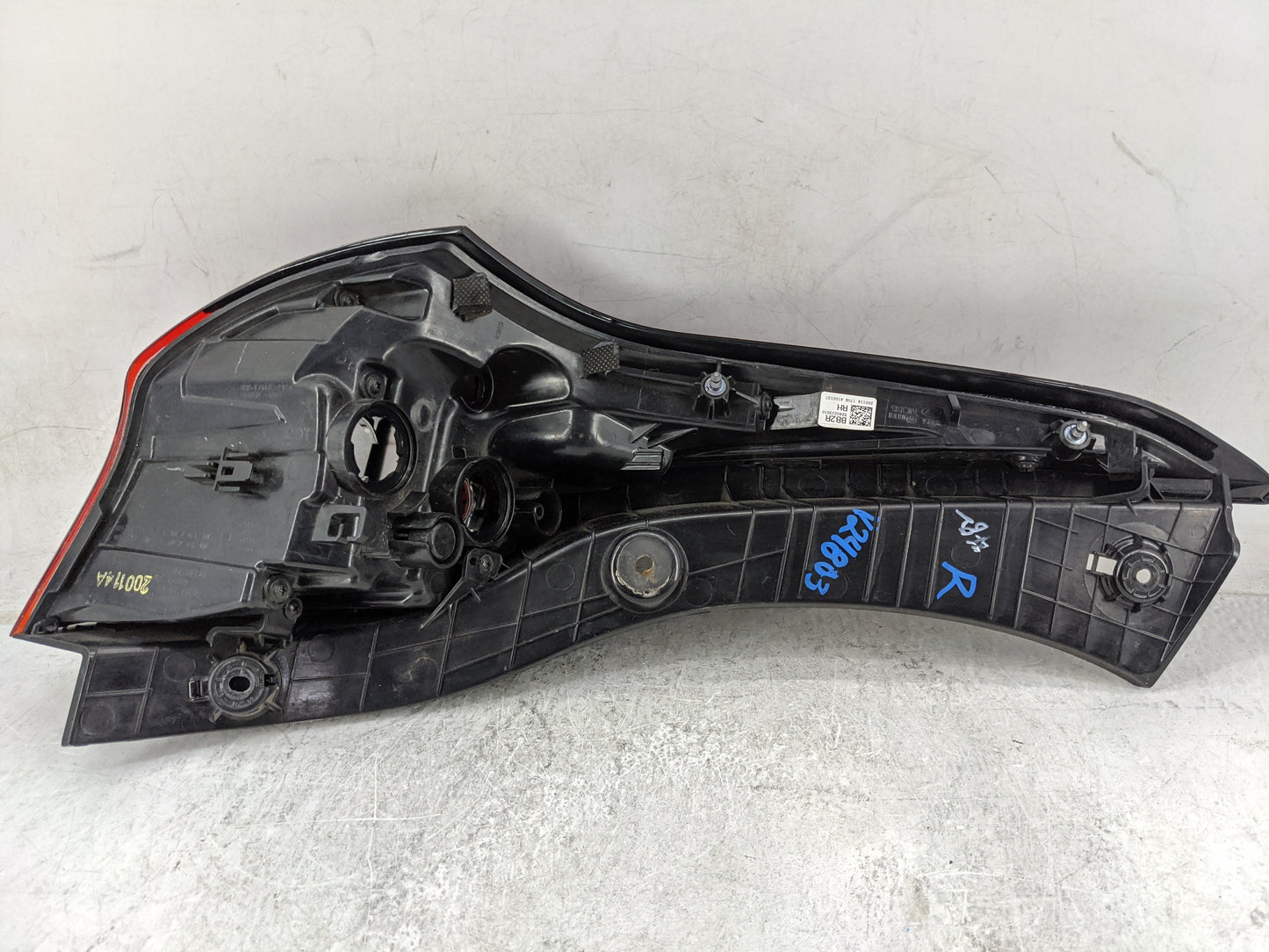 2019-2020 Hyundai Veloster Tail Light Assembly Passenger Right OEM P/N:92402J3010 BB2R Fits Fits 2019 2020 OEM Used Auto Par