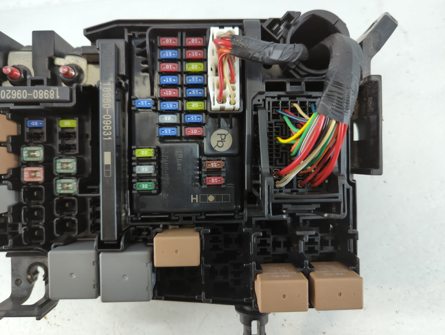 2020 Hyundai Veloster Fusebox Fuse Box Panel Relay Module P/N:91225 J3030 N91225-J3030-06 Fits OEM Used Auto Parts - Oemused