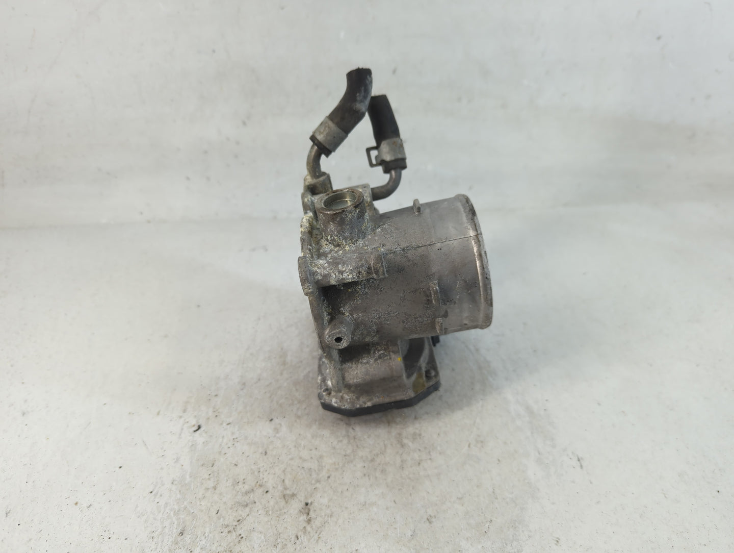 2019-2020 Hyundai Veloster Throttle Body P/N:35100-2E400 Fits Fits 2012 2013 2014 2015 2016 2018 2019 2020 2021 OEM Used Aut