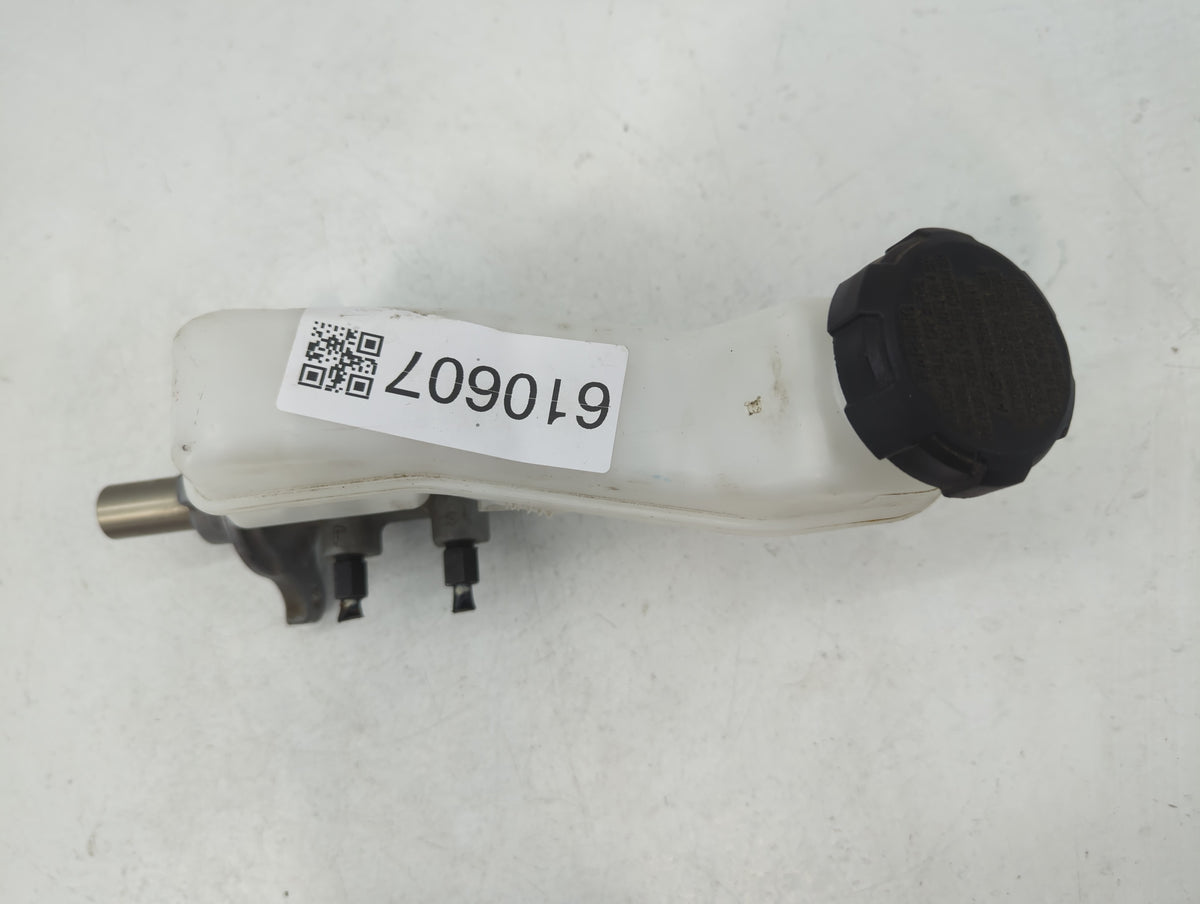2020-2020 Hyundai Venue Brake Master Cylinder 610607 - Oemusedautoparts1.com