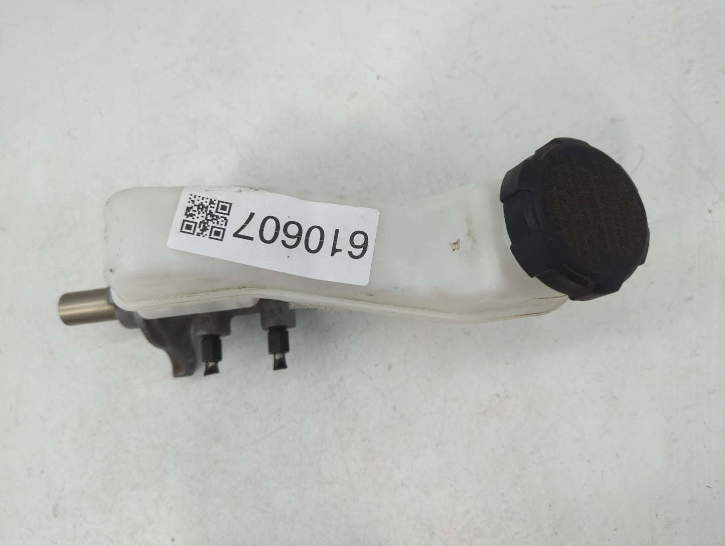 2020-2020 Hyundai Venue Brake Master Cylinder 610607 - Oemusedautoparts1.com