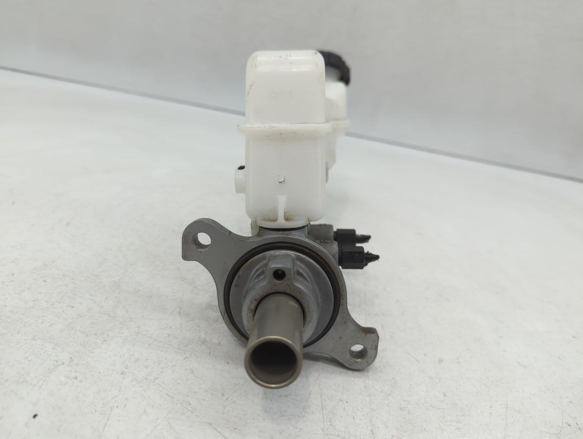 2020-2020 Hyundai Venue Brake Master Cylinder 610607 - Oemusedautoparts1.com