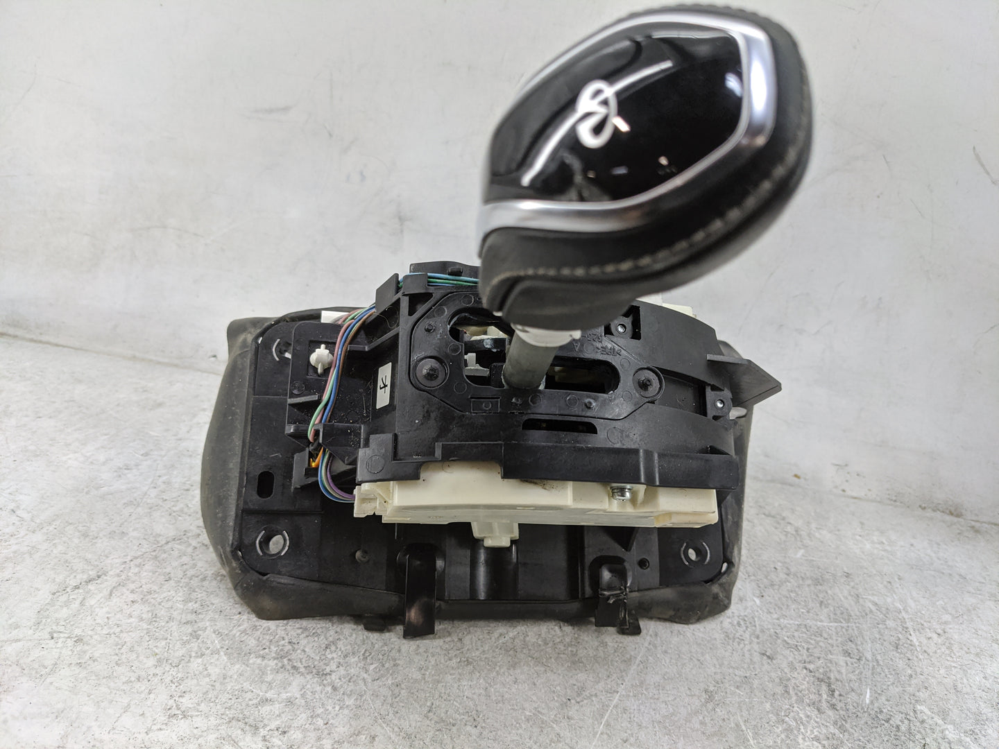 2020 Infiniti Q50 Floor Console Assembly Shifter Black - Oemusedautoparts1.com