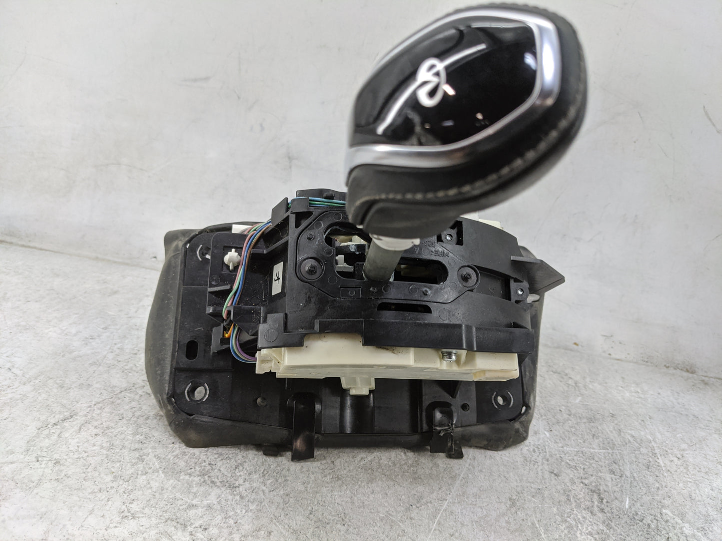 2020 Infiniti Q50 Floor Console Assembly Shifter Black - Oemusedautoparts1.com