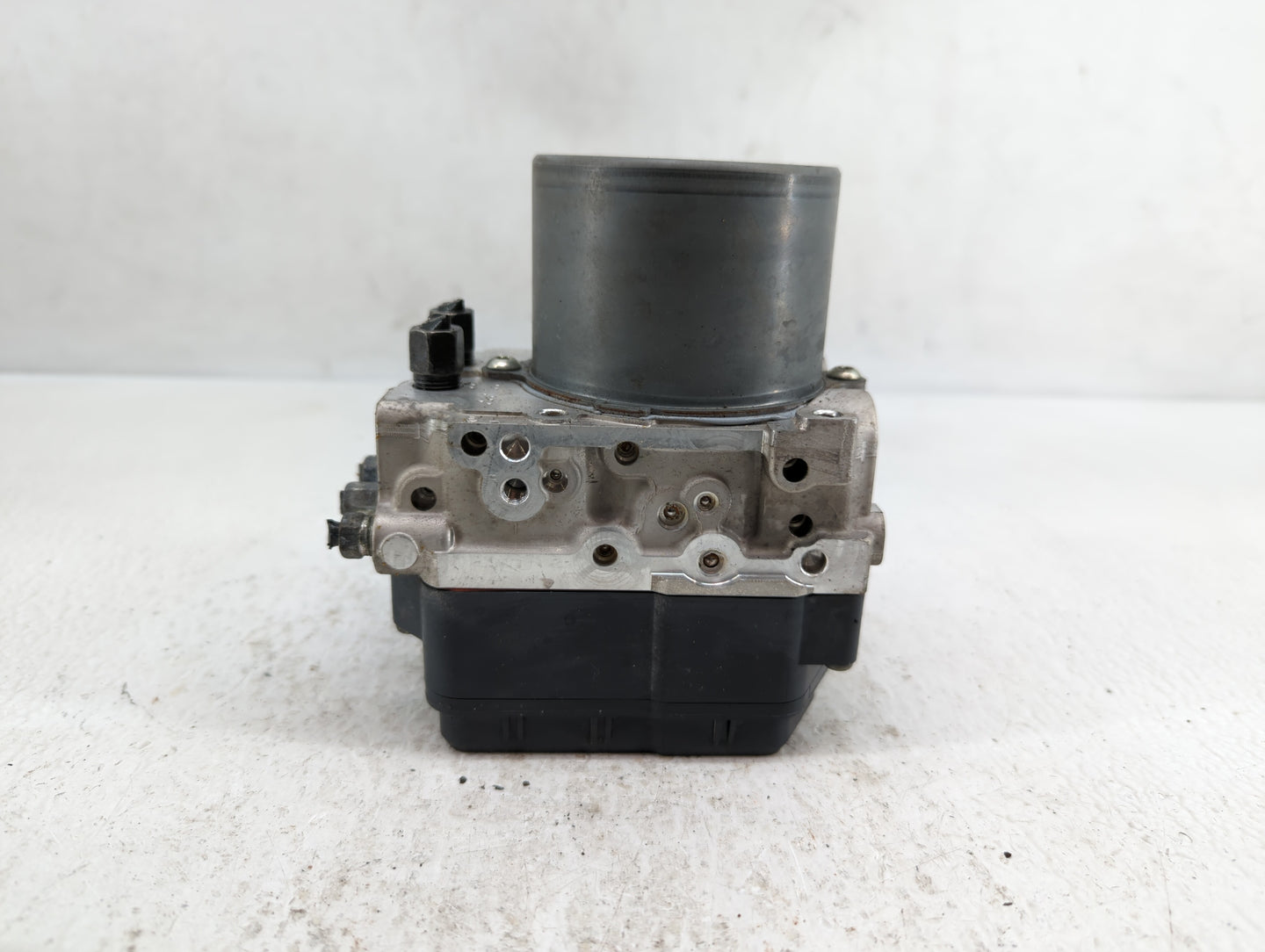 2020 Infiniti Q50 ABS Pump Control Module Replacement P/N:133230-7870 Fits OEM Used Auto Parts - Oemusedautoparts1.com