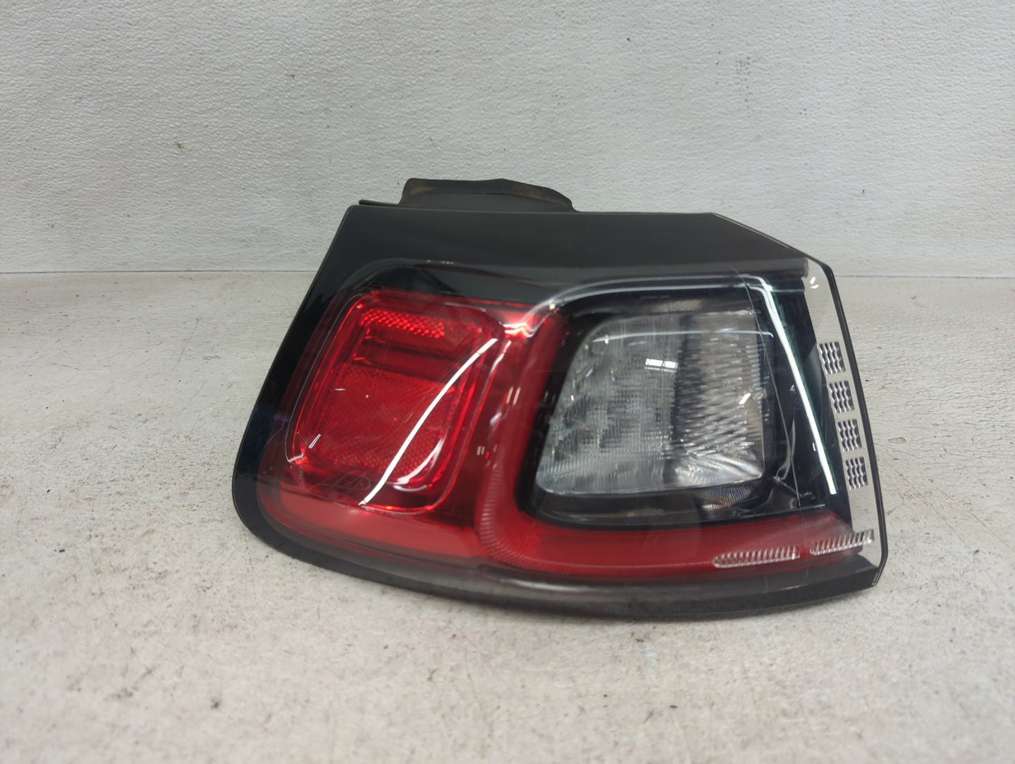 2019-2022 Jeep Cherokee Tail Light Assembly Driver Left OEM P/N:MLD6021719 MLD6021735 Fits Fits 2019 2020 2021 2022 OEM Used