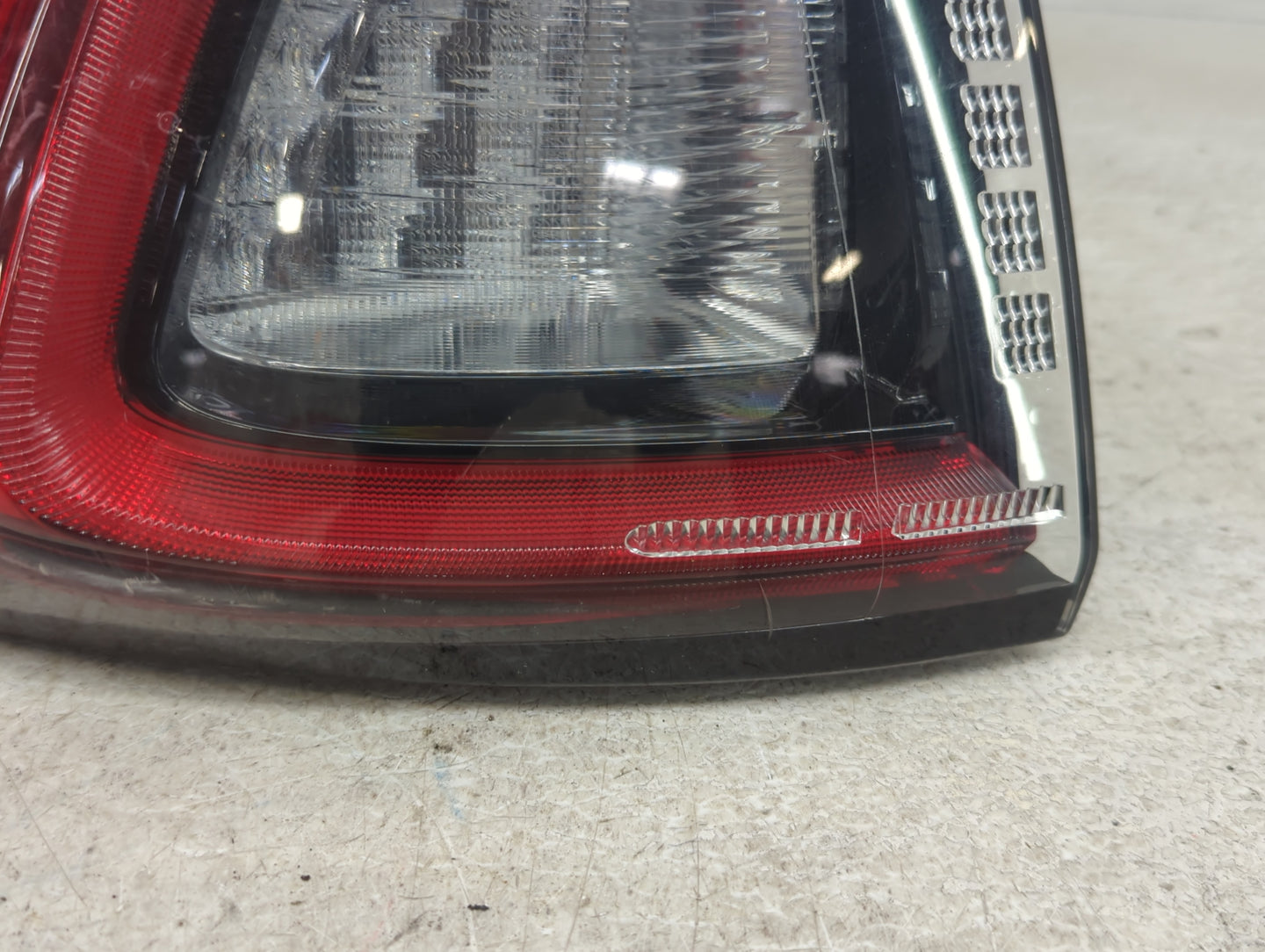 2019-2022 Jeep Cherokee Tail Light Assembly Driver Left OEM P/N:MLD6021719 MLD6021735 Fits Fits 2019 2020 2021 2022 OEM Used
