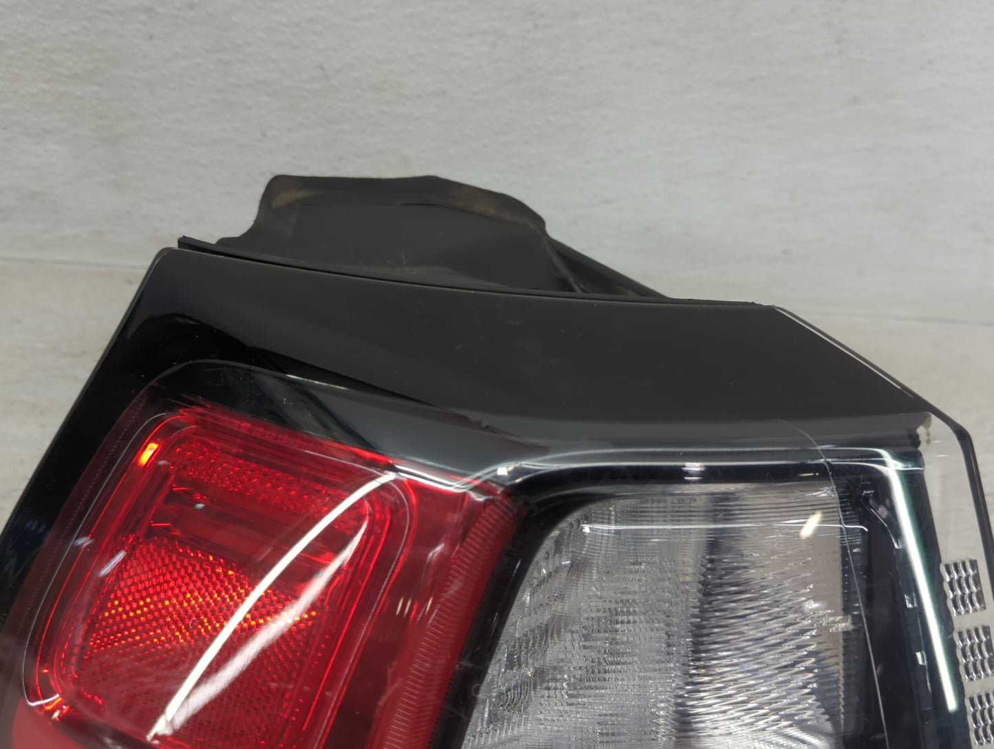 2019-2022 Jeep Cherokee Tail Light Assembly Driver Left OEM P/N:MLD6021719 MLD6021735 Fits Fits 2019 2020 2021 2022 OEM Used