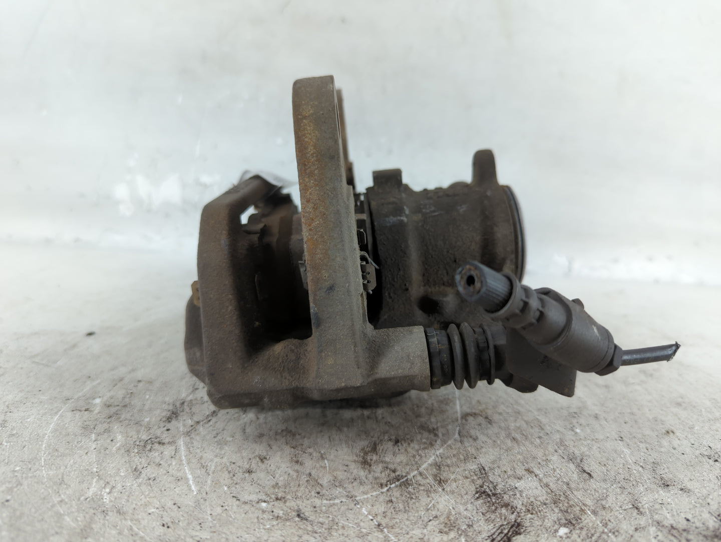 2014-2020 Jeep Cherokee Front Driver Left Brake Caliper - Oemusedautoparts1.com