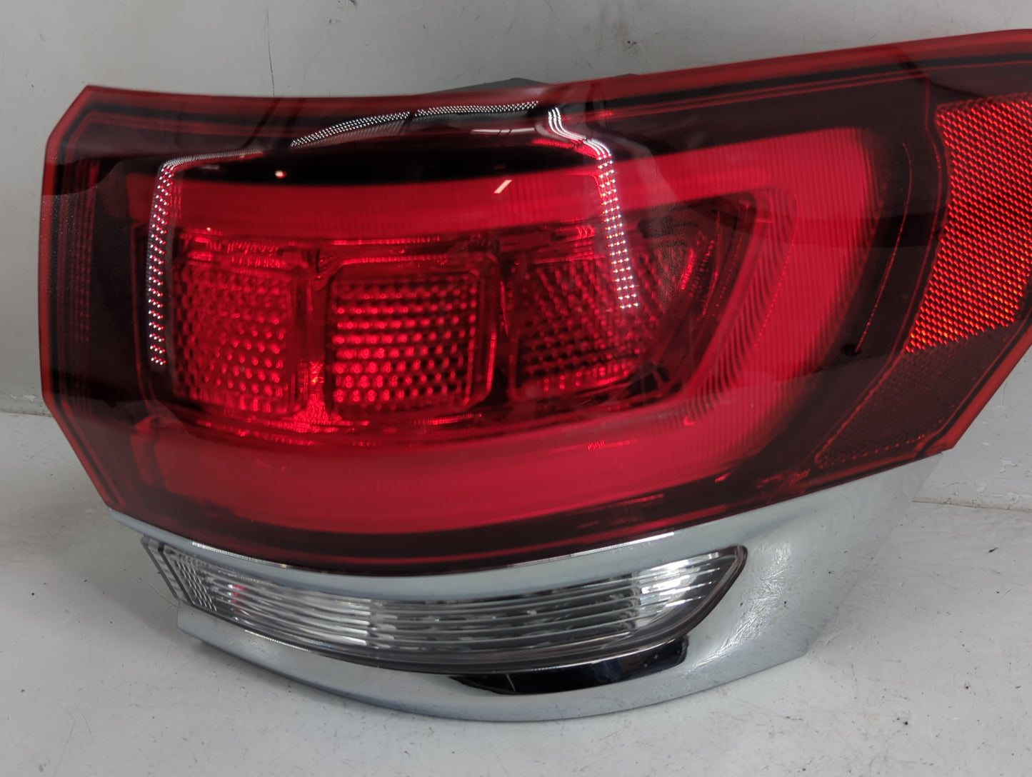 2015-2021 Jeep Grand Cherokee Tail Light Assembly Passenger Right OEM P/N:P68471328AA Fits Fits 2015 2016 2017 2018 2019 202