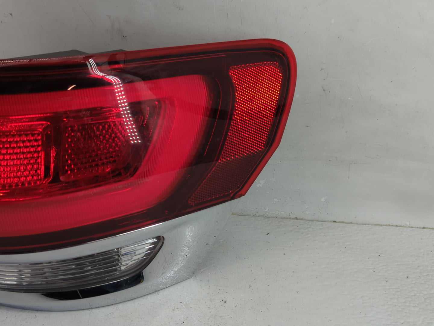 2015-2021 Jeep Grand Cherokee Tail Light Assembly Passenger Right OEM P/N:P68471328AA Fits Fits 2015 2016 2017 2018 2019 202