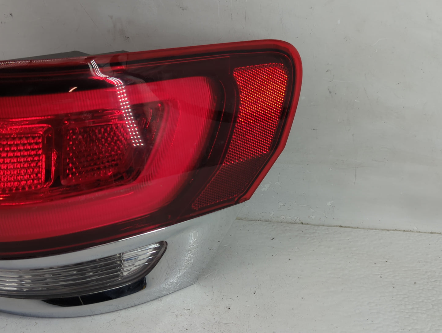 2015-2021 Jeep Grand Cherokee Tail Light Assembly Passenger Right OEM P/N:P68471328AA Fits Fits 2015 2016 2017 2018 2019 202