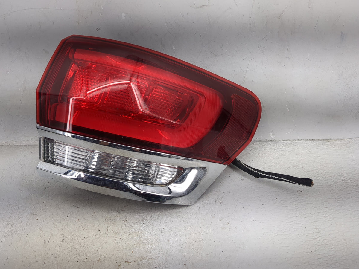 2015-2021 Jeep Grand Cherokee Tail Light Assembly Passenger Right OEM P/N:P68471328AA F00HTC413800 Fits OEM Used Auto Parts 