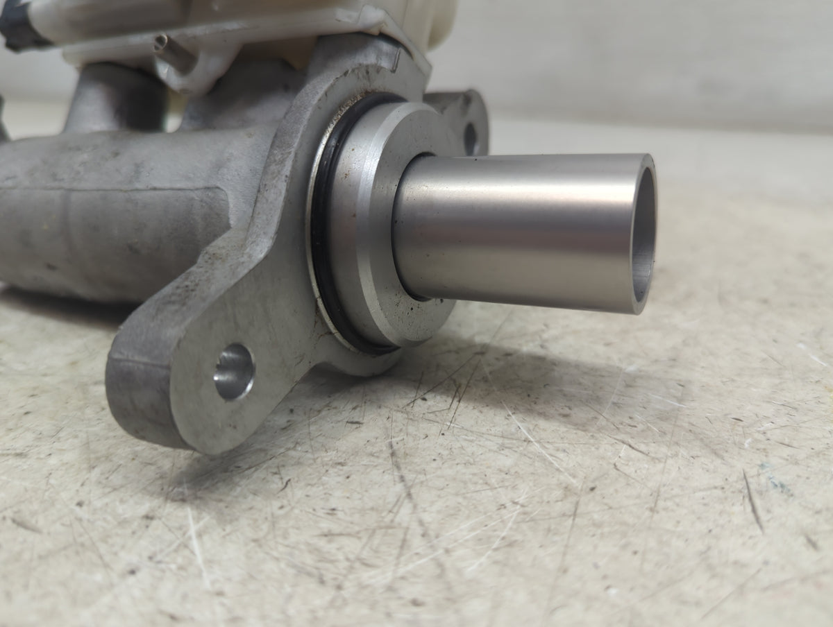2018-2022 Jeep Wrangler Brake Master Cylinder 1497277 - Oemusedautoparts1.com
