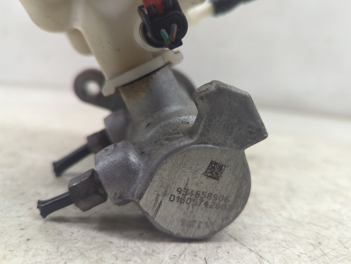 2018-2022 Jeep Wrangler Brake Master Cylinder 1497277 - Oemusedautoparts1.com