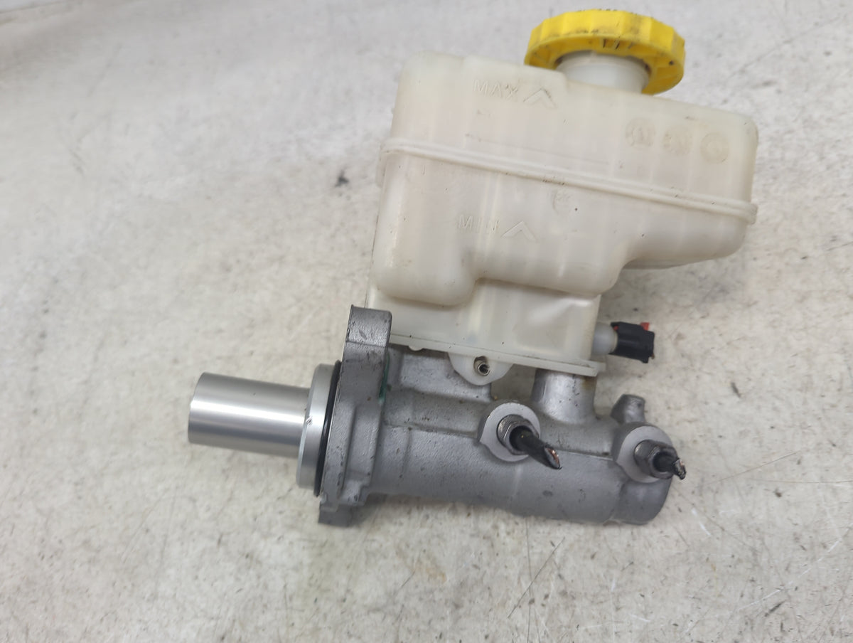 2018-2022 Jeep Wrangler Brake Master Cylinder 1497277 - Oemusedautoparts1.com