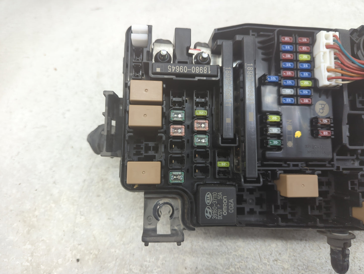 2019-2020 Kia Forte Fusebox Fuse Box Panel Relay Module P/N:91956-M7020 91431 M7052 Fits Fits 2019 2020 OEM Used Auto Parts 