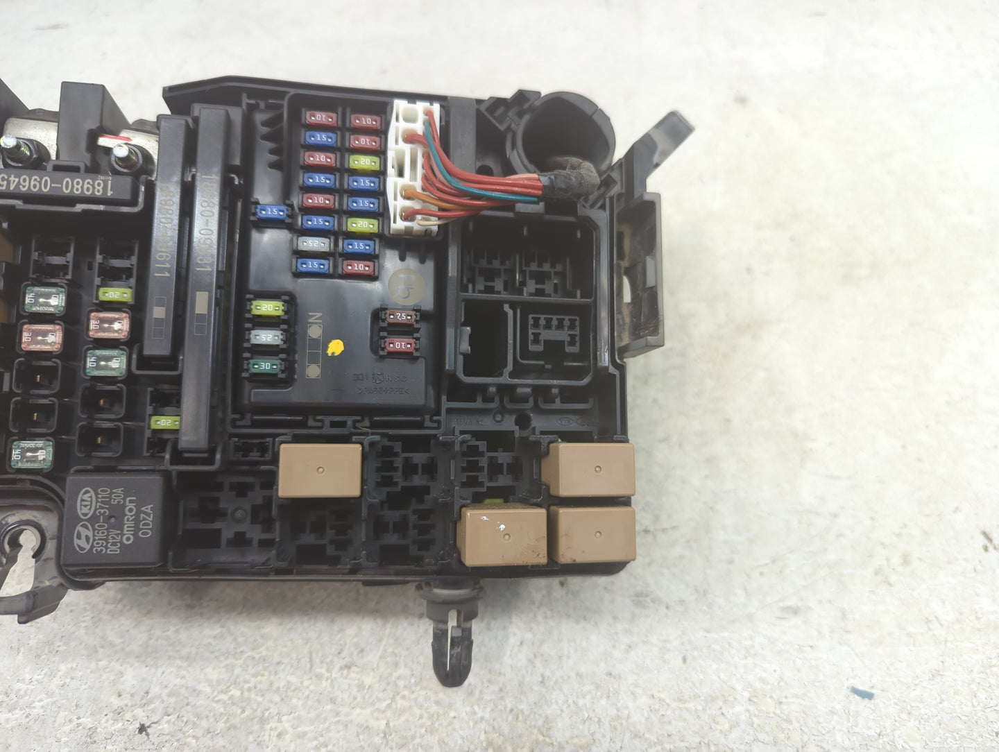 2019-2020 Kia Forte Fusebox Fuse Box Panel Relay Module P/N:91956-M7020 91431 M7052 Fits Fits 2019 2020 OEM Used Auto Parts 